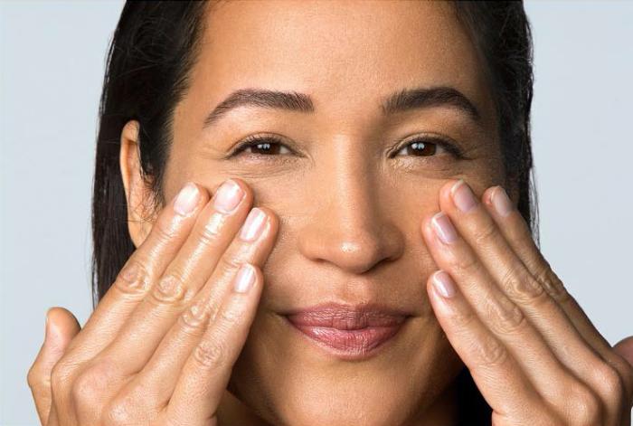 applying retinol to face